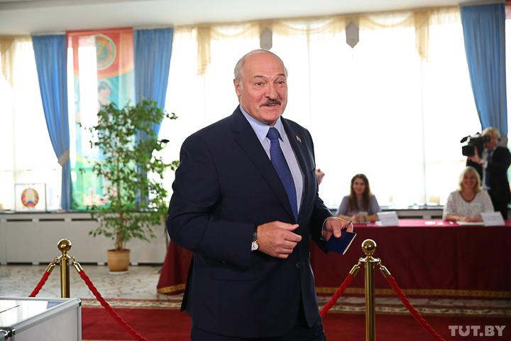 Лукашенко голосует в Беларуси